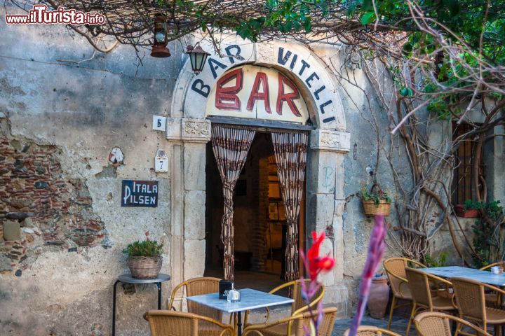Immagine Il famoso Bar Vitelli di Savoca uno dei luoghi in cui è stato girato il Padrino di Francis Ford Coppola - © Sergey Kelin / Shutterstock.com