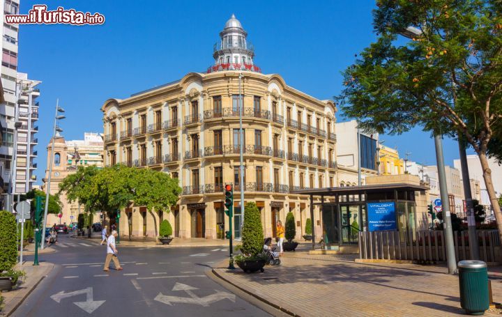 Immagine Il famoso edificio "Casa delle farfalle" a Almeria, Spagna. Questa antica città di origine araba, in passato porto del califfato di Cordoba, è situata ai piedi di una catena montuosa ed è un labirinto di stradine e vie su cui si affacciano palazzi dall'architettura suggestiva come questa imponente struttura ad angolo nota come House of Butterflies - © Jose Angel Astor Rocha / Shutterstock.com 