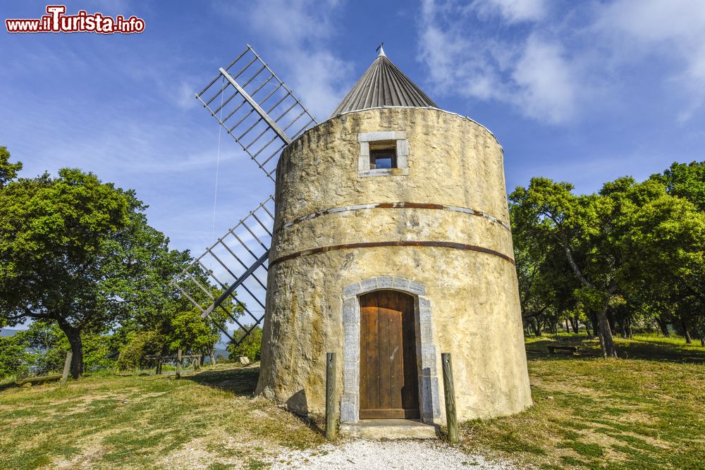 Immagine Il famoso mulino a vento "Moulins de Paillas" a Ramatuelle, Costa Azzurra, Francia. Il nome di questo mulino deriva da Jean-Baptiste Paillas, mugnaio discendente di una ricca famiglia di agricoltori della città.