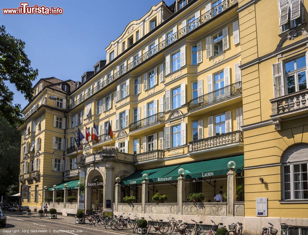 Immagine Il famoso Parkhotel Laurien a Bolzano, Trentino Alto Adige. Situato nel cuore della città, a 200 metri dal duomo, questo elegante hotel in stile liberty del 1910 è circondato da uno splendido parco - © Jorg Hackemann / Shutterstock.com