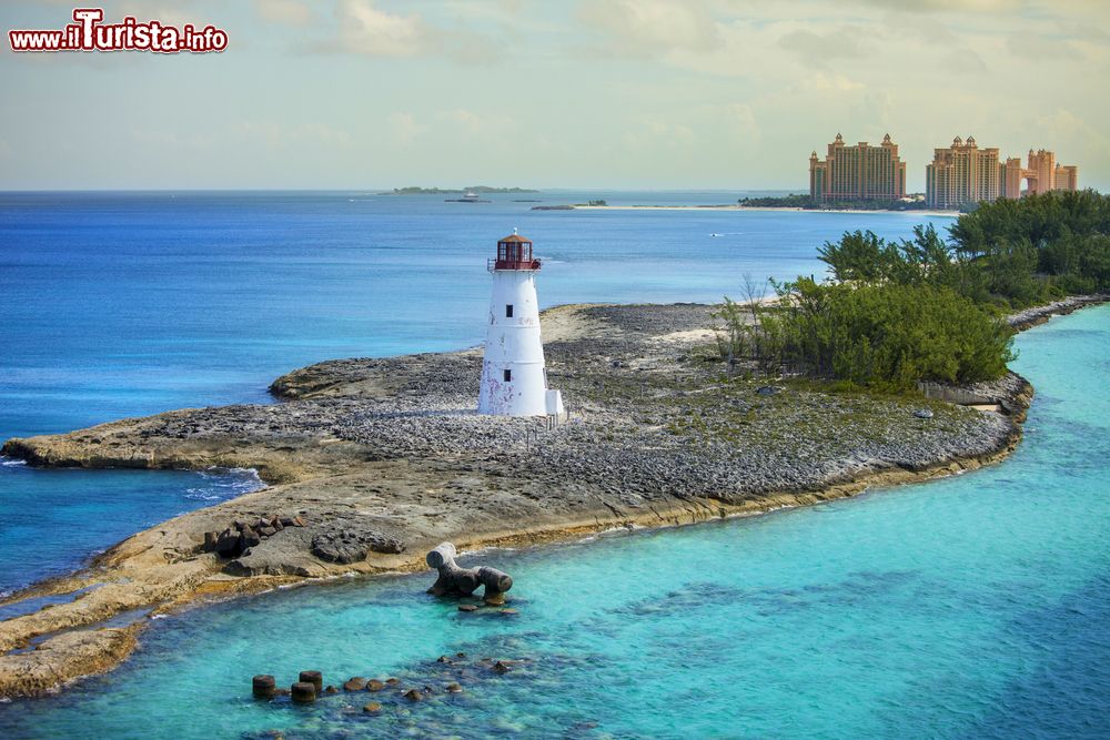 Immagine Il faro all'ingresso del porto di Nassau, Bahamas.