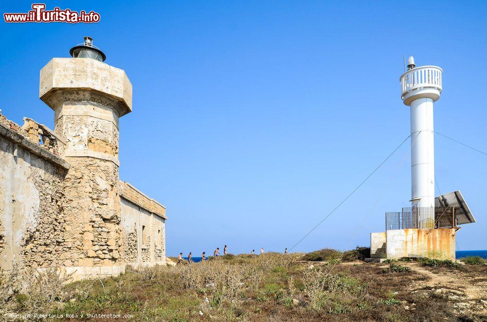 Immagine Il faro antico e quello moderno di Isola delle Correnti nel comune di Portopalo di Capo Passero, Sicilia. - © Roberto La Rosa / Shutterstock.com