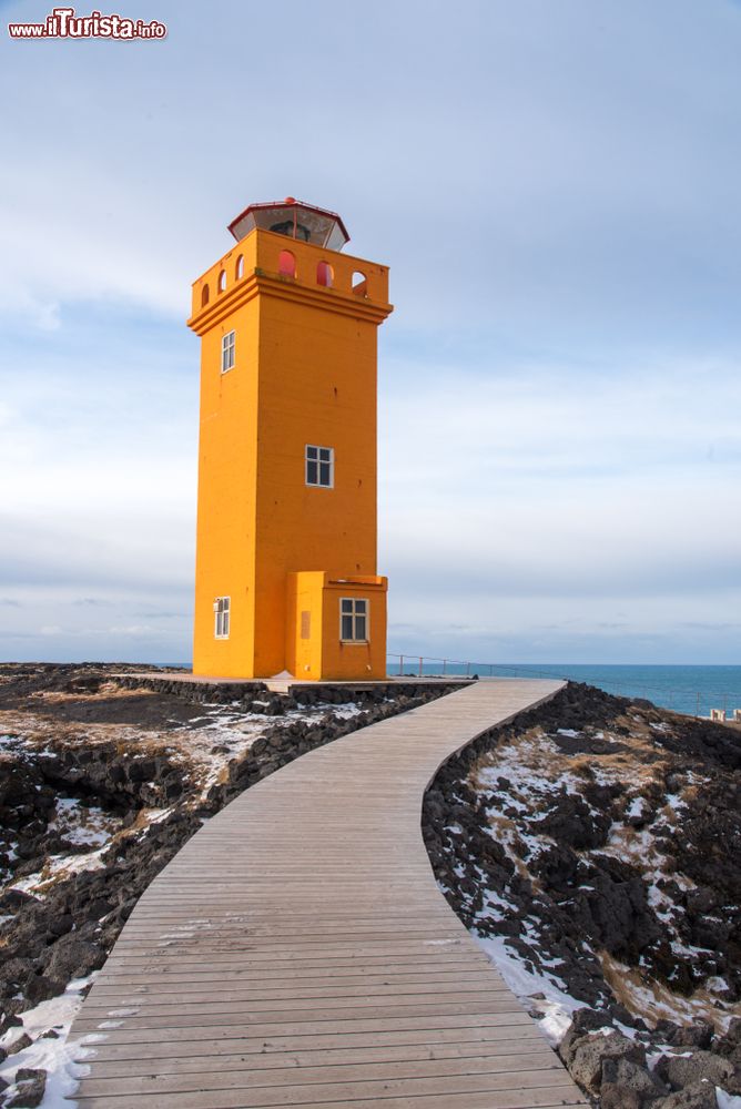 Immagine il faro arancione di Frindavik in Islanda