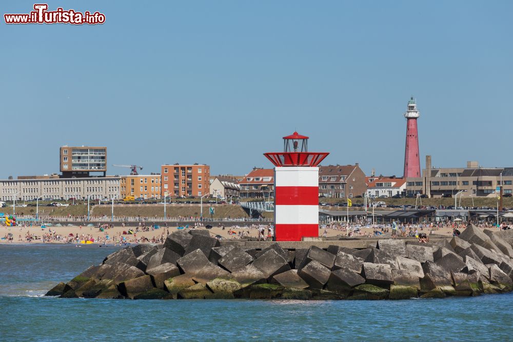 Immagine Il faro bianco e rosso di Den Haag (Olanda) visto dal mare.