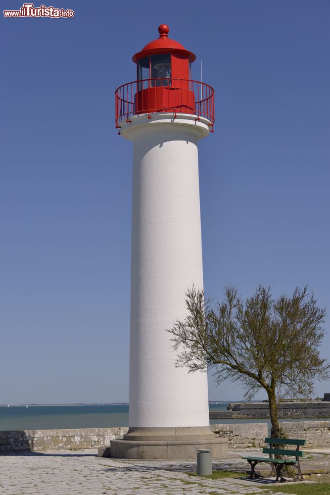 Immagine Il faro bianco e rosso nel villaggio di Saint-Martin-de-Re, Francia.