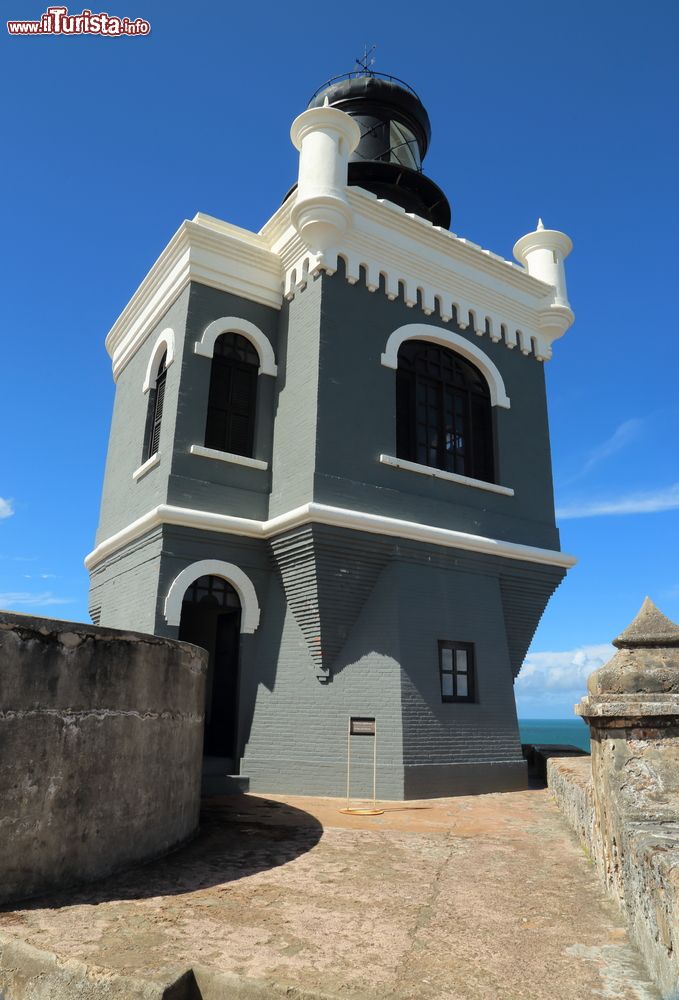 Immagine Il faro del forte El Morro a San Juan, Porto Rico. Conosciuta anche come castello San Felipe del Morro, questa fortezza del XVI° secolo venne costruita per difendere la baia di San Juan e la stessa città dagli attacchi dei nemici. E' stata intitolata a re Filippo II° di Spagna.