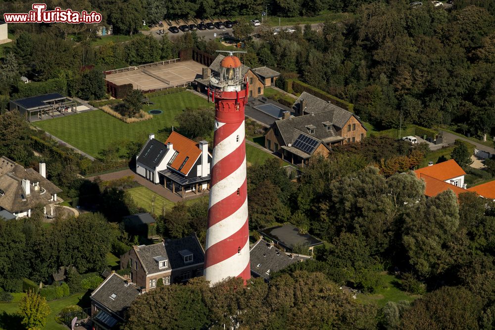 Immagine Il faro della città di Burgh Haamstede sull'isola di Schouwen-Duiveland nella provincia di Zeeland, Paesi Bassi.