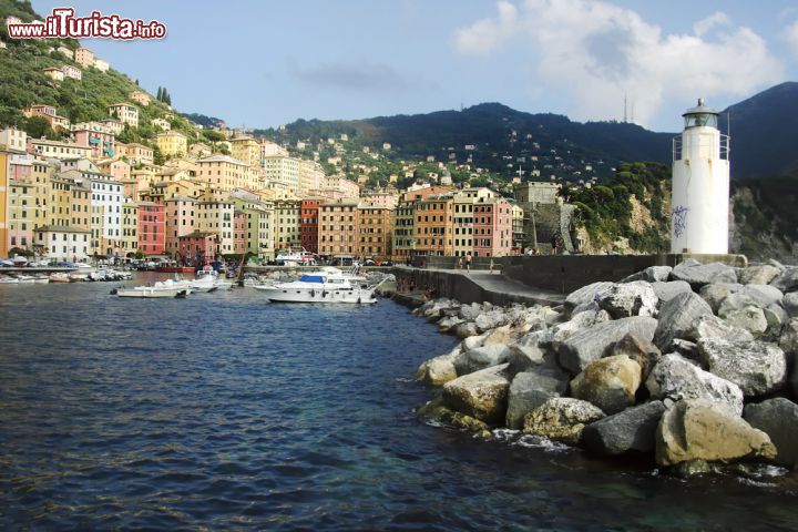 Immagine Il faro conduce alla città: Camogli - in questa suggestiva immagine possiamo notare come il faro di Camogli introduca alla città, splendidamente adagiata sul promontorio di Portofino: uno spettacolo a dir poco mozzafiato fatto di mare, montagna e colore.  - © ndemodei / Shutterstock.com