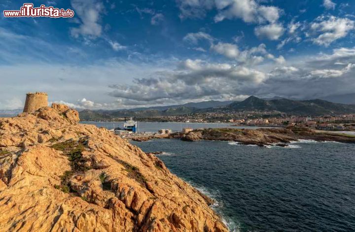 Immagine La torre genovese che dalla Ile de la Pietra guarda L'Ile-Rousse costa nord della Corsica (Francia)