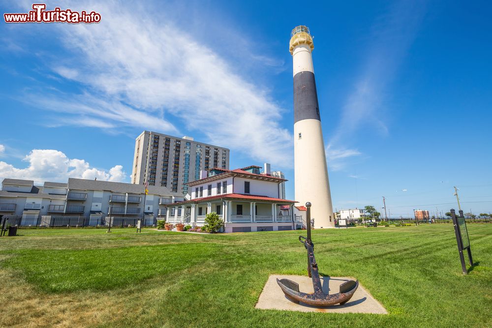 Immagine Il faro di Absecon a Atlantic City, New Jersey, USA. Il più alto faro della costa del New Jersey ha una storica importanza e permette di ammirare un suggestivo panorama sull'Oceano Atlantico.