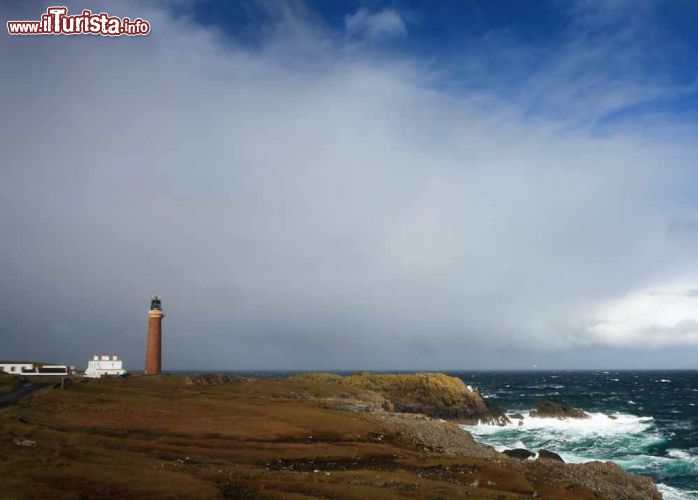 Immagine Il faro di Butt of Lewis, Scozia - Si trova nella punta nord dell'isola il bel faro di Butt of Lewis, caratteristico perchè a differenza di tutti gli altri che si possono incontrare nel Regno Unito non è tinteggiato di bianco ma è stato lasciato con mattoni a vista © John A Cameron / Shutterstock.com