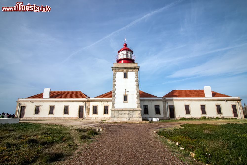 Immagine Il faro di Cabo Sardao nei pressi di Odemira, sud del Portogallo. Si tratta di una torre quadrata bianca fatta in mattoni e alta 17 metri. E' operativo dall'aprile 1915.