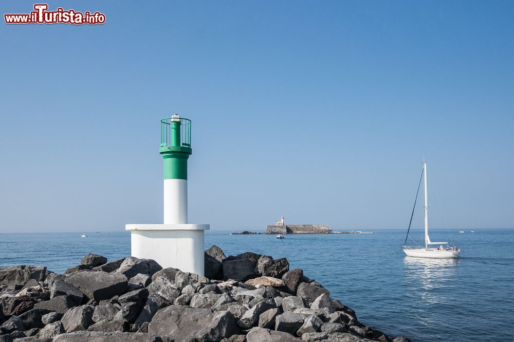 Immagine Il faro di Cap d'Agde (Francia) con l'isola adibita un tempo a prigione sullo sfondo.