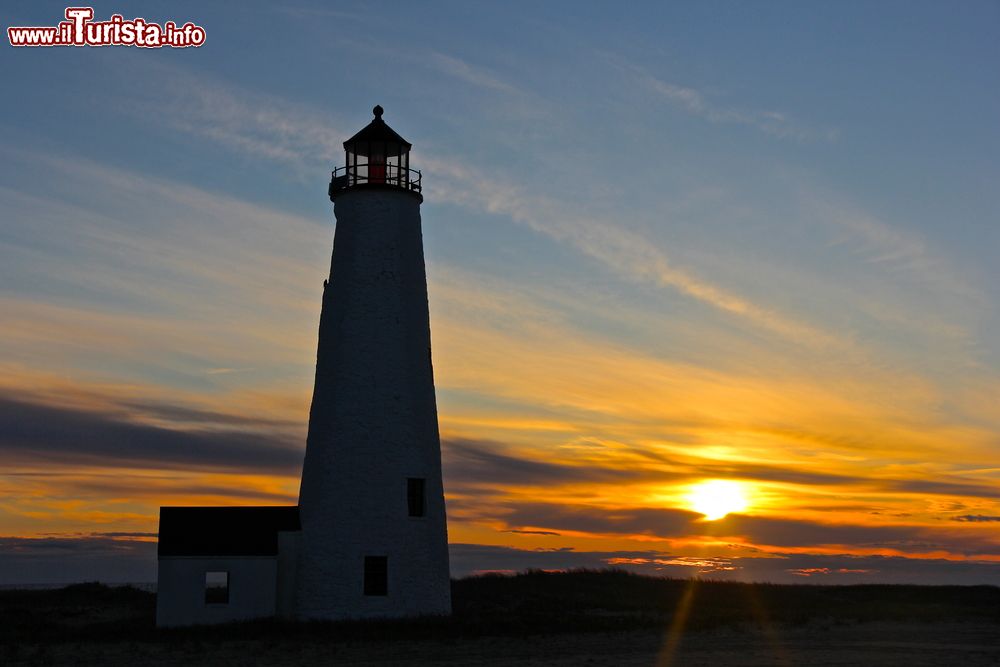 Immagine Il faro di Great Point al tramonto, isola di Nantucket, USA, fotografato a primavera.