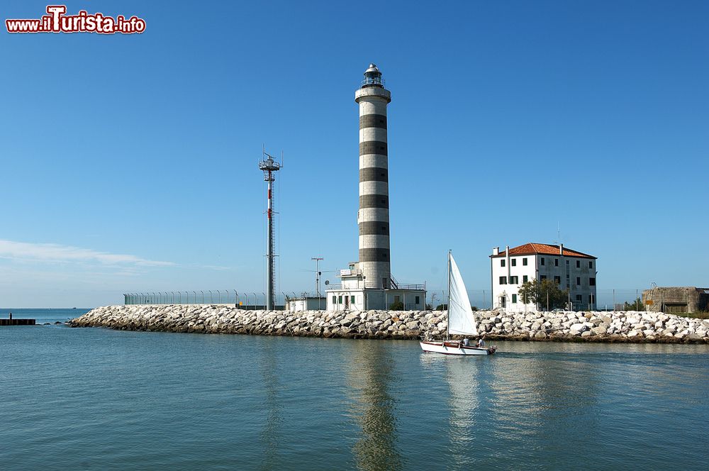 Immagine Il faro di Jesolo sulla spiaggia alla foce del fiume Sile, Veneto.