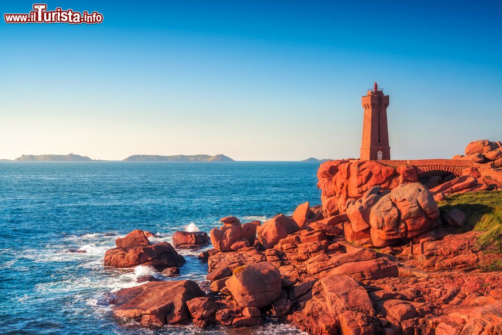 Immagine Il faro di Ploumanach nella luce del tramonto, Costa di Granito Rosa a Perros Guirec in Bretagna