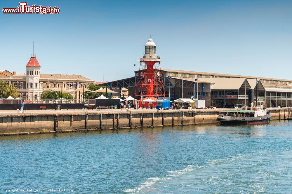 Immagine Il faro di Port Adelaide, Australia: è una frequentata attrazione della città. E' in funzione dal 1869 - © amophoto_au / Shutterstock.com