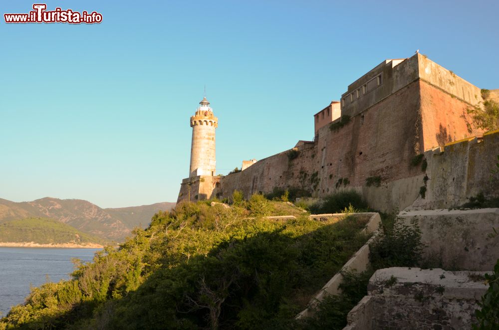 Immagine il faro di Portoferraio e il Forte Stella: siamo sull'Isola d'Elba in Toscana