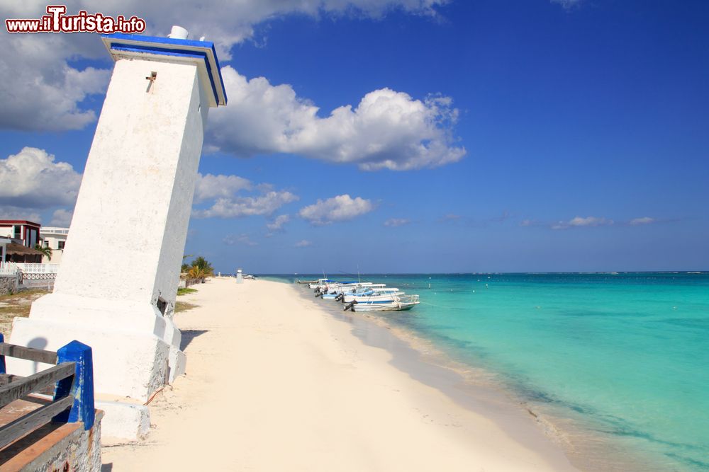 Immagine Il faro di Puerto Morelos inclinato a causa di un uragano, Yucatan, Messico.