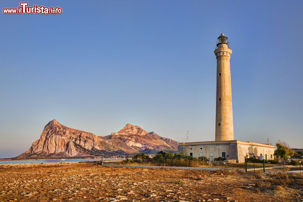 Immagine Il faro di San Vito Lo Capo, Sicilia: attivo dal 1859, è uno dei simboli della città.