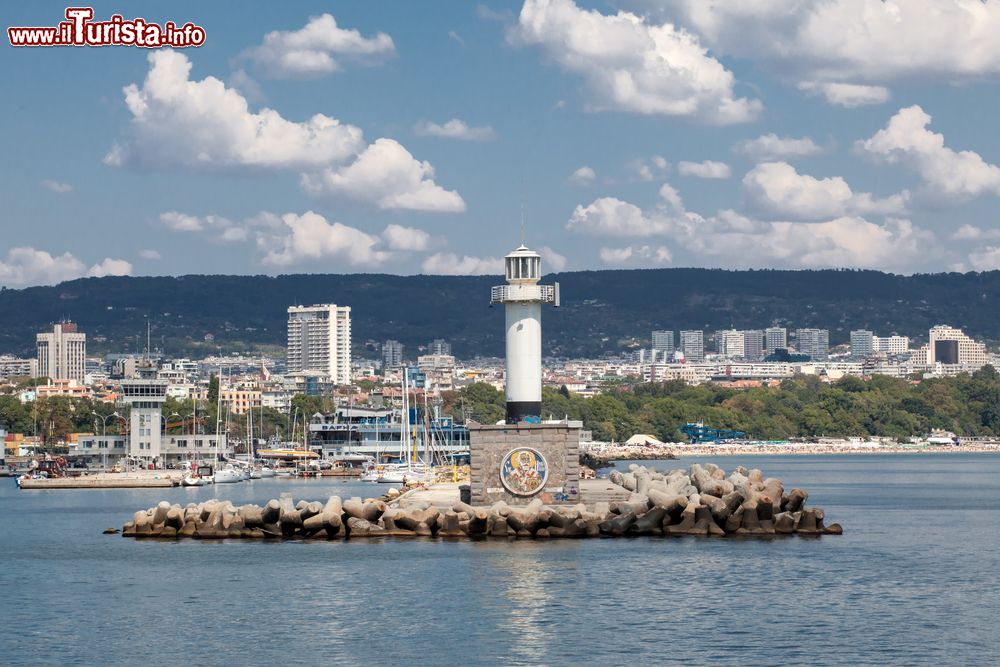 Immagine Il faro di segnalazione nel porto di Varna, Bulgaria.