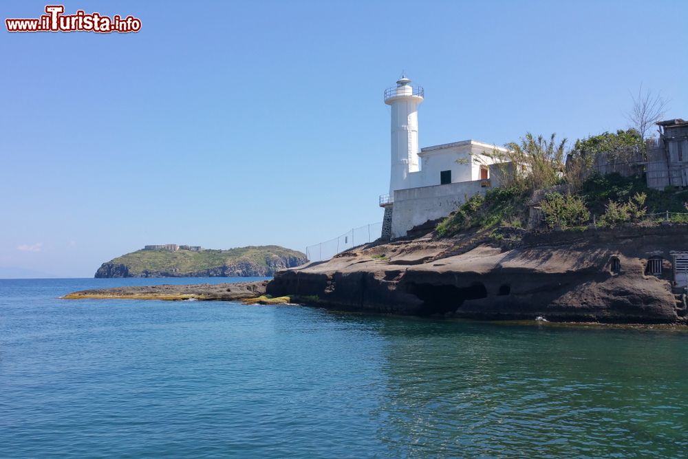 Immagine Il Faro di Ventotene, Isole Pontine, sullo sfondo Santo Stefano