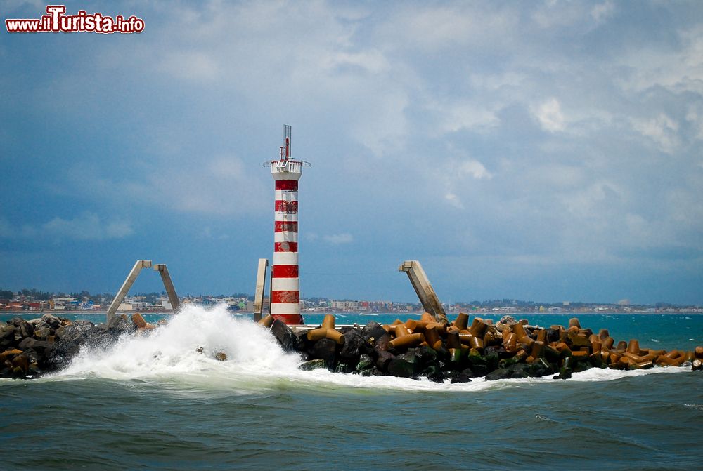 Immagine Il faro di Veracruz, Messico, in una giornata nuvolosa con il mare mosso.