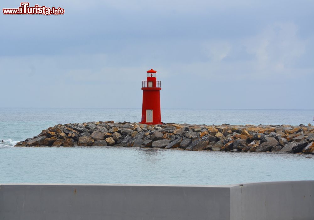 Immagine Il faro rosso al porto di Oneglia, provincia di Imperia, Liguria.