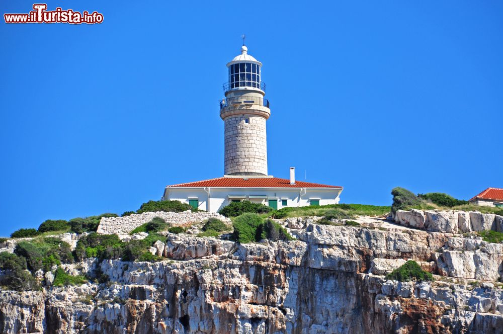 Immagine Il faro storico di Capo Struga sull'isola di Lagosta vicino alla baia di Skrivena luka in Dalmazia