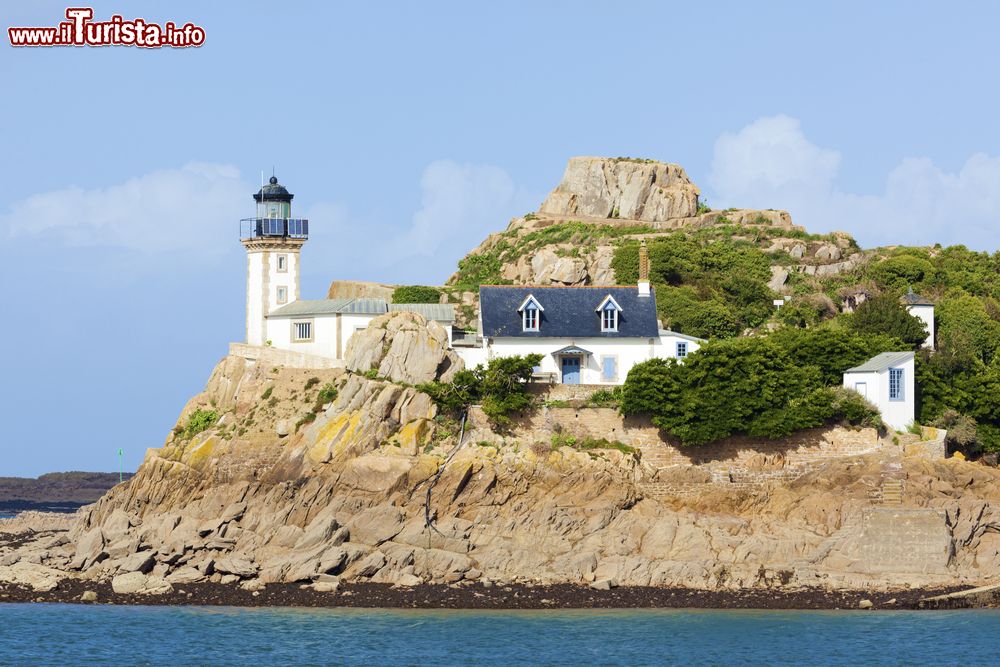 Immagine Il faro sull'isola di Louet nella baia di Morlaix, Costa d'Armor, Francia. Questo faro ha guidato i naviganti dal 1857 agli anni '60 del 1900 illuminando con il suo fascio luminoso l'oceano davanti a Carantec.