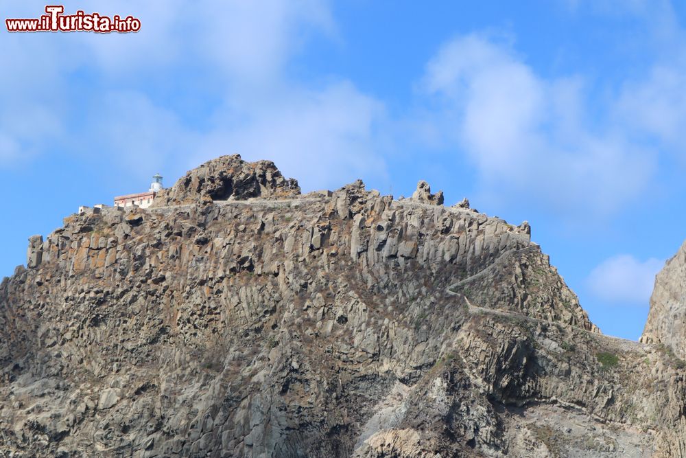 Immagine Il faro tra le rocce vulcaniche di Palmarola nel Mar Tirreno, Lazio