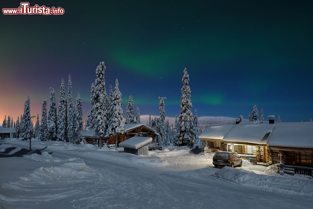 Immagine Il fenomeno dell'aurora boreale a Kuusamo, Lapponia, Finlandia. La cittadina è una delle zone più nevose di tutta la Finlandia: il terreno è coperto da un soffice strato di neve per circa 200 giorni l'anno.