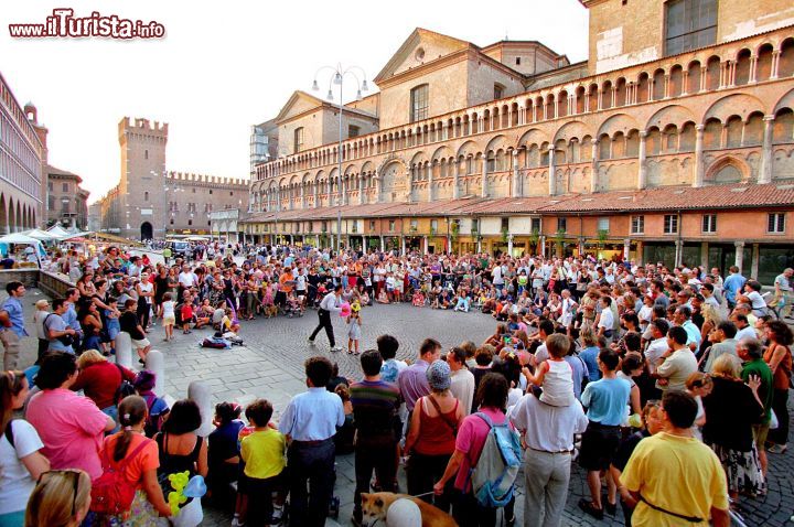 Immagine Il Ferrara Buskers Festival nella magica cornice della Piazza Trento - Trieste - © Ferrara Buskers Festival®