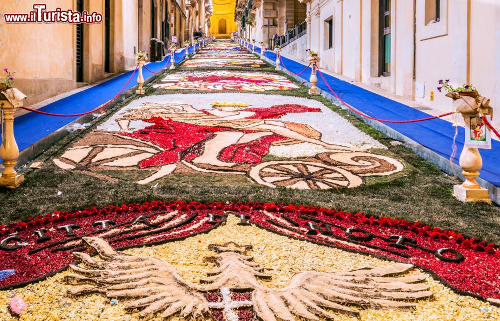 Immagine Il Festival dei Fiori a Noto, Sicilia. Una volta all'anno, la terza domenica di maggio, le strade di questa cittadina siciliana si vestono di fiori con un tripudio di colori.