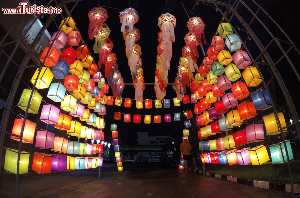 Immagine Il Festival delle Lanterne di Mae Hong Son, Thailandia. Si tratta di una delle cerimonie religiose più autentiche e suggestive che si svolge nel sud est asiatico.
