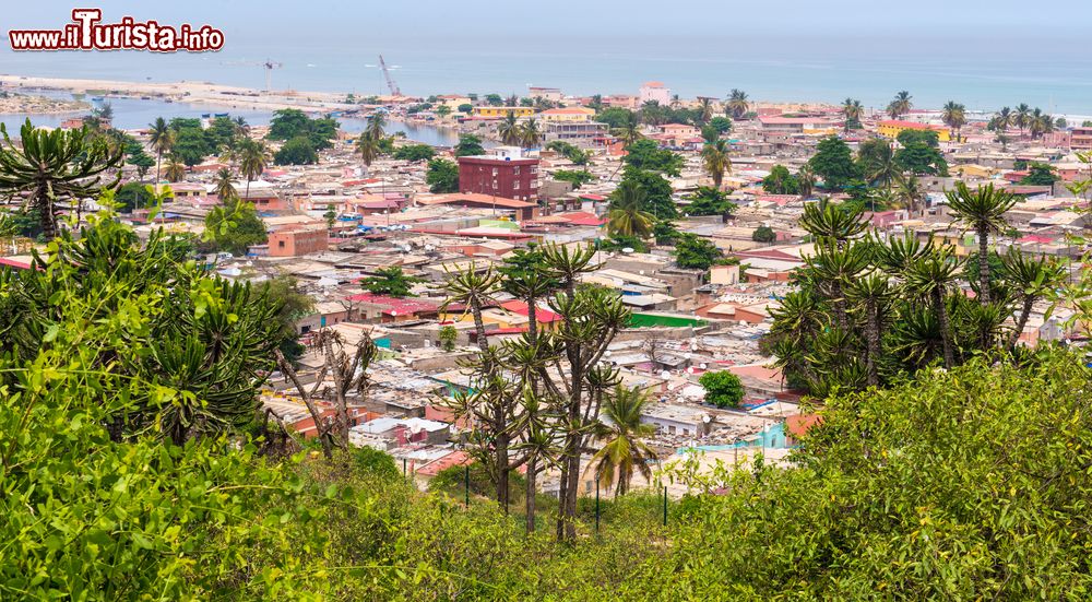 Immagine Il fitto agglomerato di case a Luanda, capitale dell'Angola.