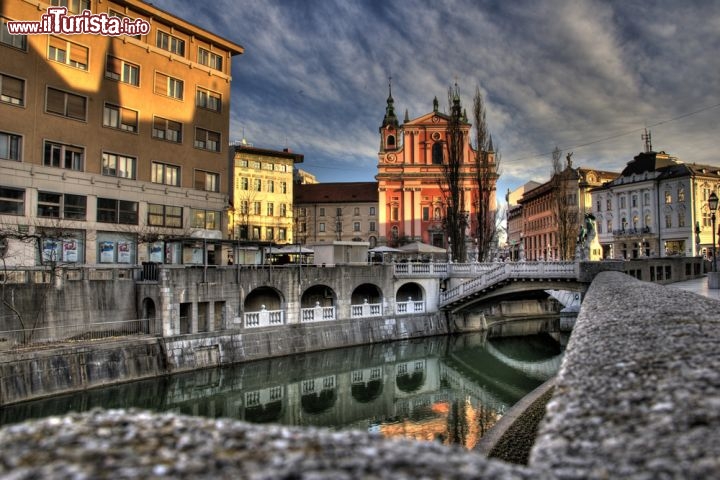 Immagine Il fiume Ljubljanica attraversa la città di Lubiana,  la sorica capitale della Slovenia (Ljubljana) - © Ziga Cetrtic / Shutterstock.com