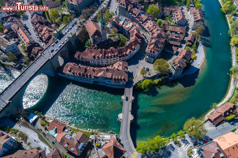 Immagine Il fiume Aare e il centro storico di Berna, la capitale della Svizzera. Grazie al suo aspetto medievale perlopiù immutato, nel 1983 Berna è stata iscritta nel registro dei patrimoni culturali dell'Unesco.