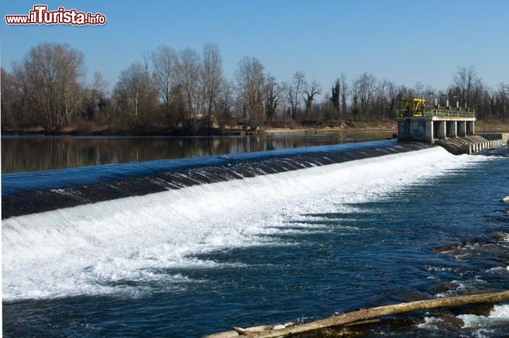 Immagine Il primo salto idraulico dell'Adda, a Trezzo sull'Adda - il primo salto idraulico del fiume Adda, il maggiore degli affluenti del Po. Un salto idraulico è il dislivello tra il punto di prelievo e il punto di restituzione dell'acqua e, in questo caso, è utilizzato dalla Centrale Idroelettrica Taccani. - © lsantilli / Shutterstock.com