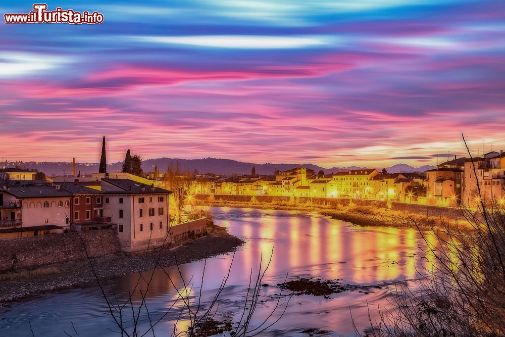 Immagine Il fiume Adige al tramonto a Pescantina nel Veronese, Veneto.