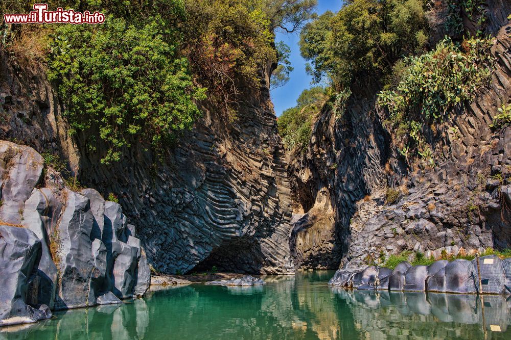 Immagine Il fiume Alcantara all'uscita delle Grotte scavate nella lava del vulcano Etna