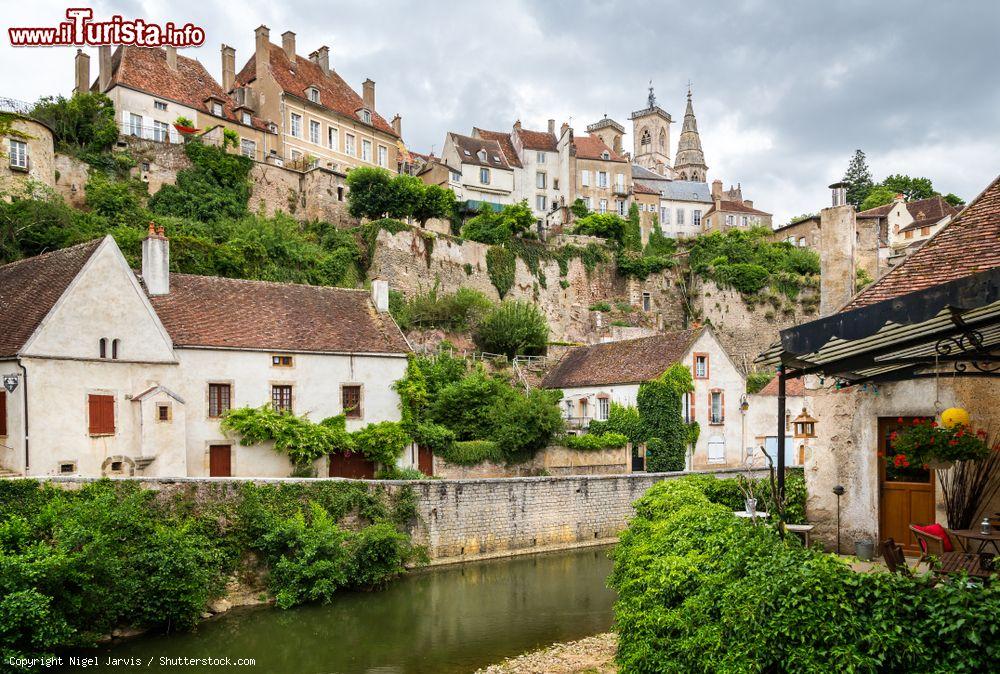 Immagine Il fiume Armancon e le case del borgo di Semur-en-Auxois in Francia, siamo nella Borgogna - © Nigel Jarvis / Shutterstock.com
