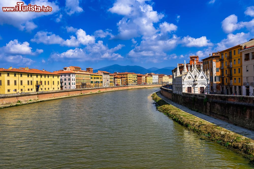 Immagine Il fiume Arno e la chiesa di Santa Maria della Spina a Pisa, Toscana. Una bella immagine del lungofiume di Pisa in una giornata di sole.