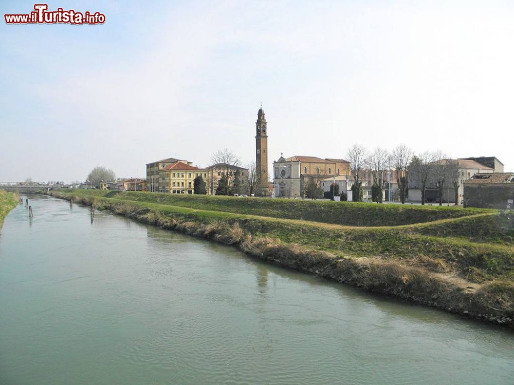 Immagine Il fiume Bacchiglione e la cittadina di Pontelongo in Veneto - © Threecharlie, CC BY-SA 4.0, Wikipedia