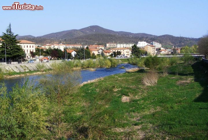 Immagine Il fiume Bormida di Spigno e la cittadina Cairo Montenotte in Liguria - © F Ceragioli - CC BY-SA 3.0 - Wikimedia Commons.