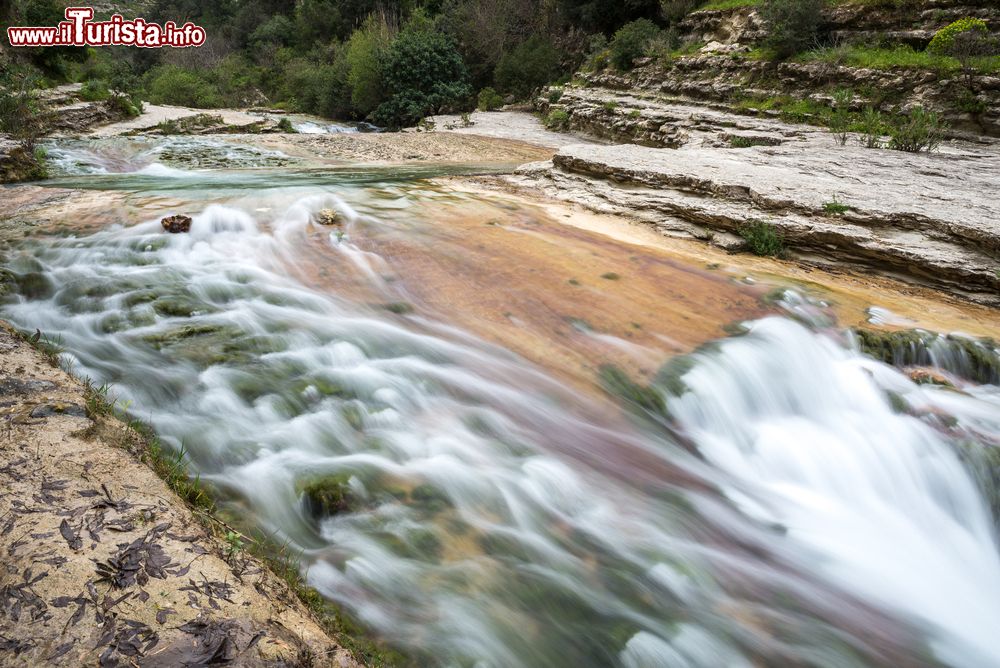 Immagine Il fiume Cassibile nella riserva naturale di Cavagrande, Avola, Sicilia. Il fiume scorre nella riserva orientata compresa nei Comuni di Avola, Noto e Siracusa istituita nel 1990.