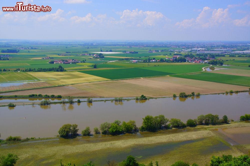 Immagine Il fiume Danubio nelle campagne di Deggendorf dopo l'inondazione del Giugno 2013, Germania.