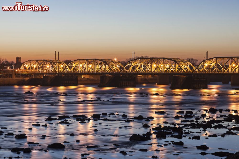 Immagine Il fiume Delaware a Trenton, New Jersey, all'alba con il ponte illuminato.