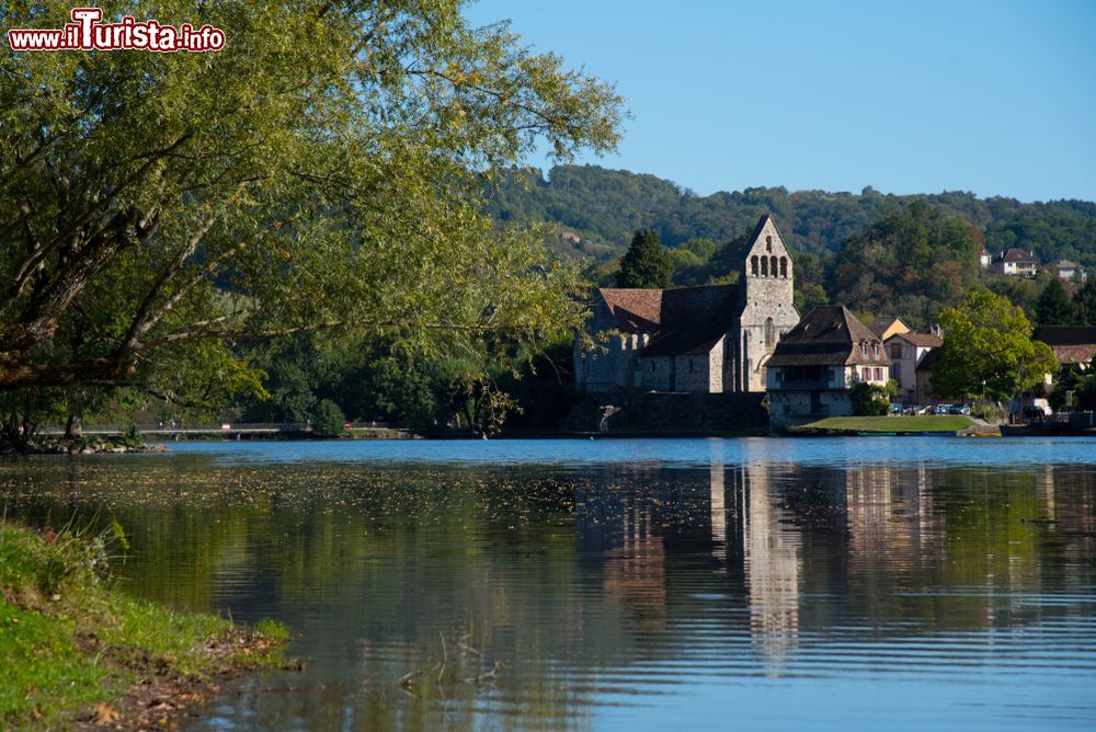 Immagine Il fiume Dordogne nei pressi del villaggio di Beaulieu, Francia, con un'elegante dimora signorile sullo sfondo.