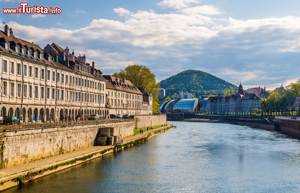 Immagine Il fiume Doubs a Besancon, Francia: una bella veduta del corso d'acqua che attraversa la città della Franca Contea.